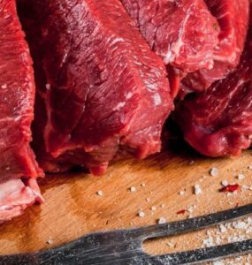 Carne maturada bovina crua em uma tábua de madeira