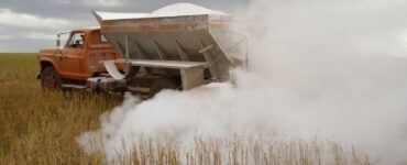 Caminhão realizando calagem em uma área para produção de grãos