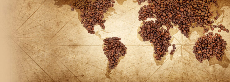 Grãos de café em cima de um mapa mundi