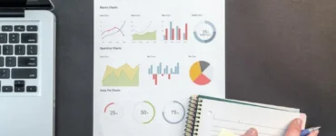 Relatórios financeiros em uma mesa