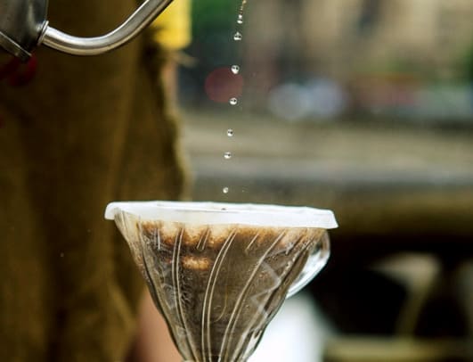 Método hario v60 em filtro de papel no preparo do café