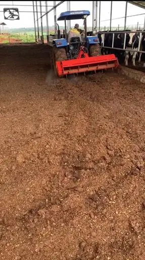 Revolvimento da cama em um sistema compost barn