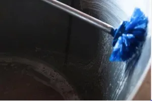 Limpeza interna do tanque resfriador de leite