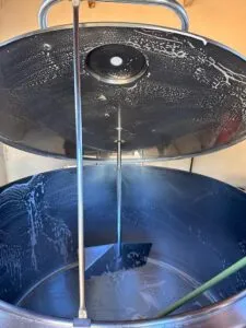 Limpeza interna do tanque resfriador de leite
