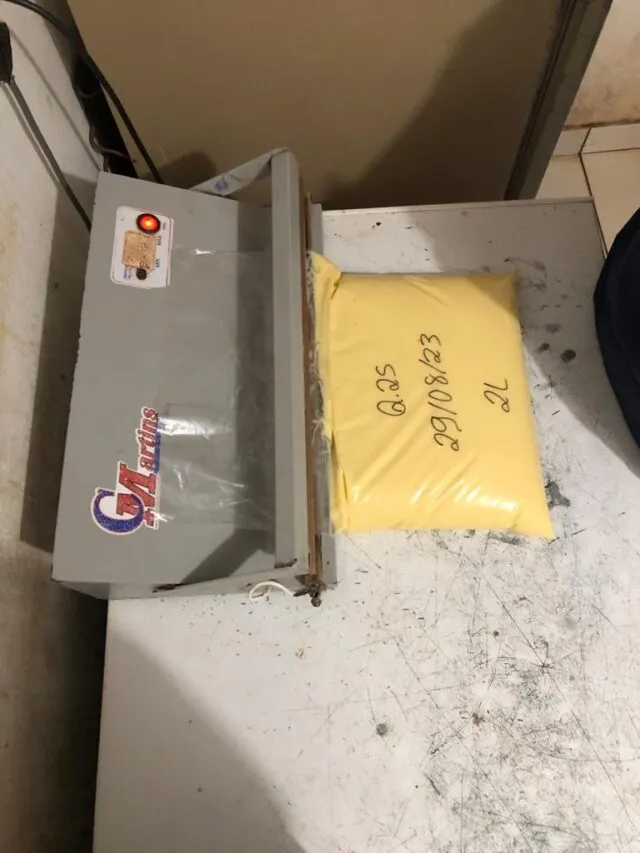 Utilização da seladora para lacrar o saco de plástico comum.