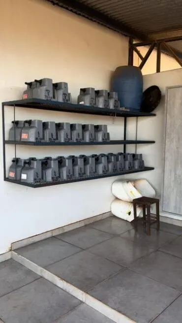 Utensílios de alimentação de bezerras em local elevado de secagem após a limpeza