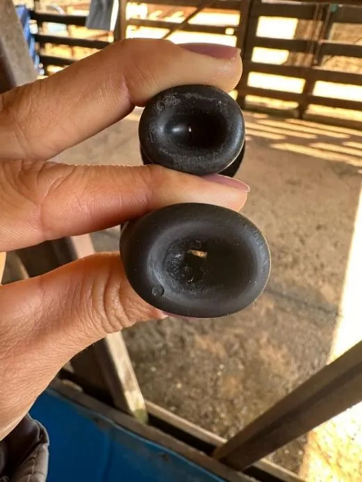 Imagem demonstrando um bico novo, com orifício pequeno, simulando o aleitamento natural e um bico usado com o orifício totalmente aberto
