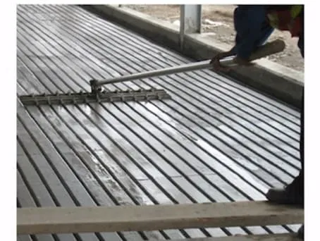 Homem com gabarito para fazer os frisos em concreto mole.