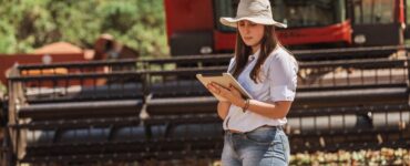 Mulher à frente de propriedade rural
