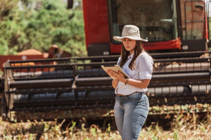 Mulher à frente de propriedade rural