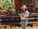 Mulher à frente de propriedade rural