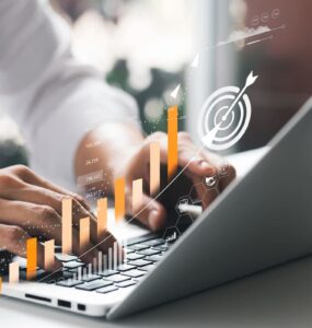 Homem simulando trabalho contábil em um computador