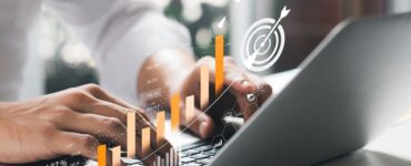 Homem simulando trabalho contábil em um computador