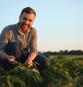 Homem jovem profissional do agro no meio de uma lavoura