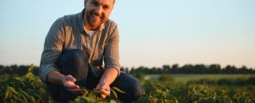 Homem jovem profissional do agro no meio de uma lavoura