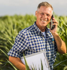 Homem trabalhando em lavoura de grãos como RTV