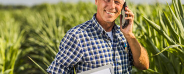 Homem trabalhando em lavoura de grãos como RTV