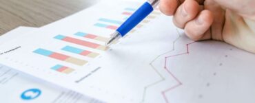 Pessoa realizando análise de finanças