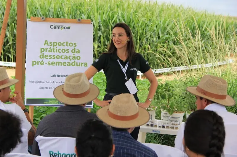 Dessecação pré-semeadura sendo explicada no evento Pesquisa em Campo