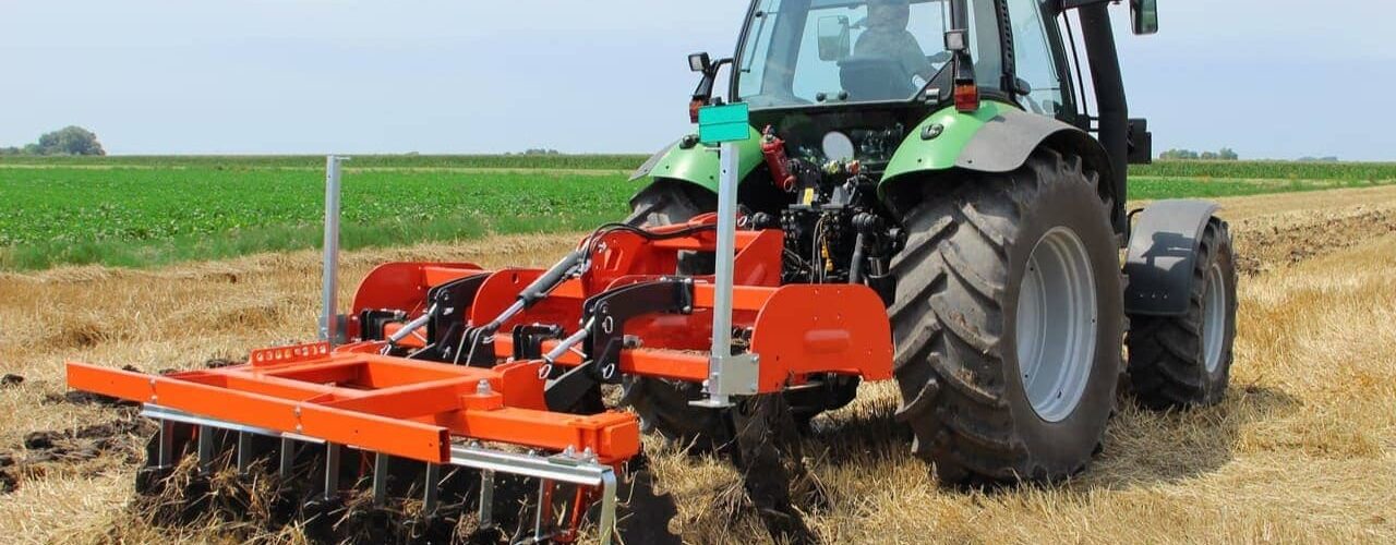 Máquina realizando abertura de área para grãos