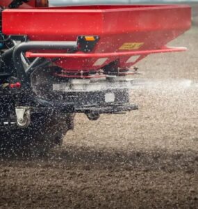 Aplicação de fertilizantes em lavoura